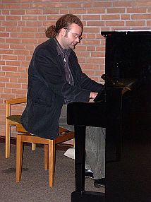 Henrik Langelahn am Klavier - Foto: Jürgen Giszas