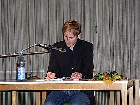 Jens Petersen liest aus seinem Debütroman "Die Haushälterin" - Foto: Jürgen Giszas